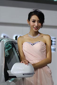 粉嫩车模颇有明星范