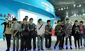 本网看车团在长安汽车展台