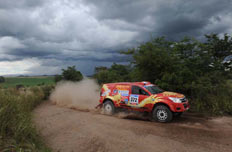 哈弗龙腾战车在达喀尔赛道上