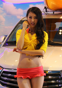 热辣大妞勾人一笑