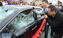 维权失败!车主怒砸260万玛莎拉蒂