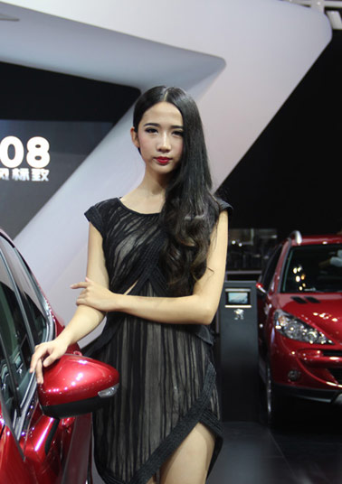 东风标致展台气质甜美车模