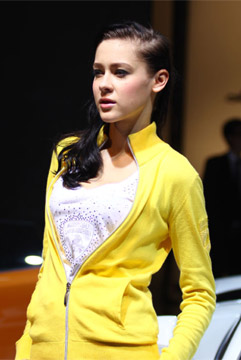 黄衣青春宝贝车模