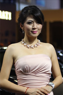 粉裙车模展示傲人身材