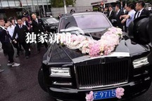 黄晓明baby婚车：劳斯莱斯领一串奔驰