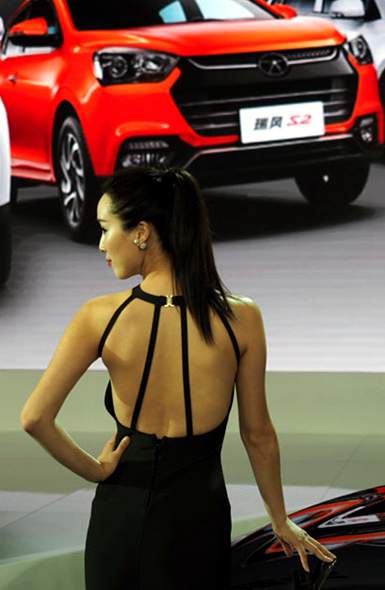 2015广州车展车模：冷艳美女