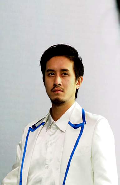 2015广州车展车模：英俊潇洒