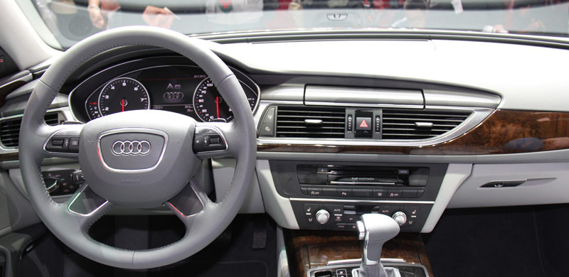 全新奥迪A6L内饰赋予更多安全感