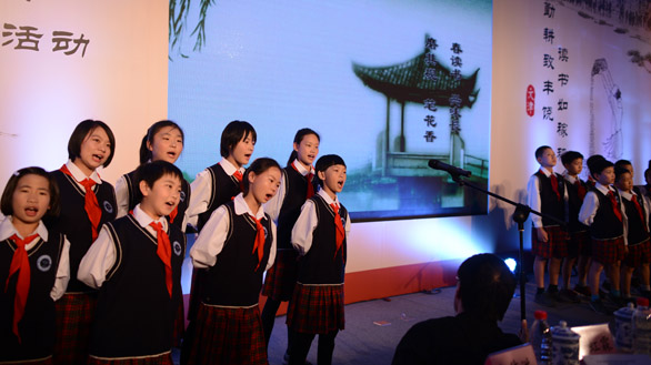 颁奖现场打工子弟学校学生进行了诵读表演