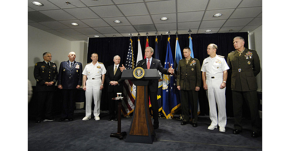 2007年，美國前總統喬治·布希與參謀長聯席會議成員一同就伊拉克戰爭形式進行記者通報會。