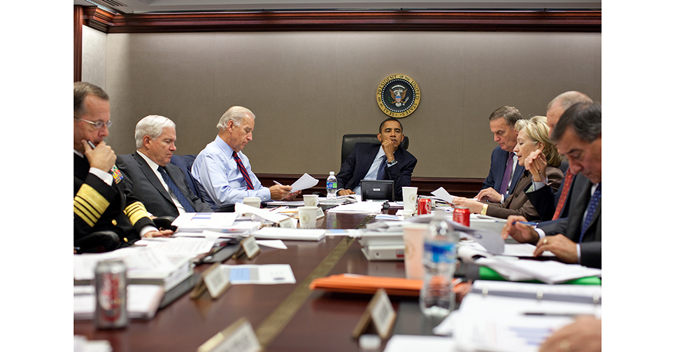 奥巴马在白宫西翼地下特别会议室&mdash;&mdash;&ldquo;形势室&rdquo;（Situation room），主持国安会议。形势室位于白宫西翼地下，正对白宫食堂外卖窗口，占地约250平方米，作为美国总统召开重要会议的常用场所。