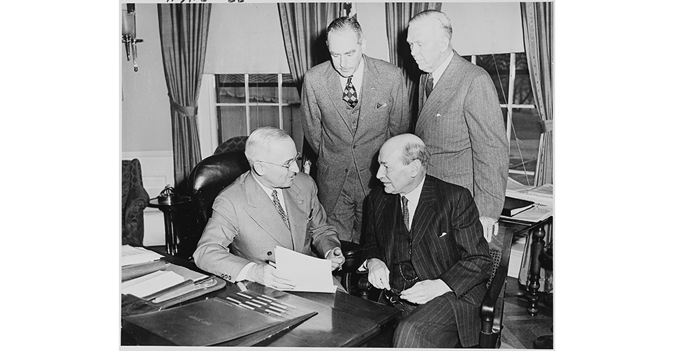 1950年12月日，美国第33任总统哈里&middot;S&middot;杜鲁门（英语：Harry S Truman）（前左）于白宫椭圆形会议室会见英国首相艾德礼（Clement Richard Attlee, 1st Earl Attlee）（前右），探讨朝鲜危机。后方站立者为时任国务卿艾奇逊（Dean Acheson ）和国防部长马歇尔（George C. Marshall ）。朝鲜战争期间，国家安全委员会在美国政府的决策过程中开始发挥重要作用。