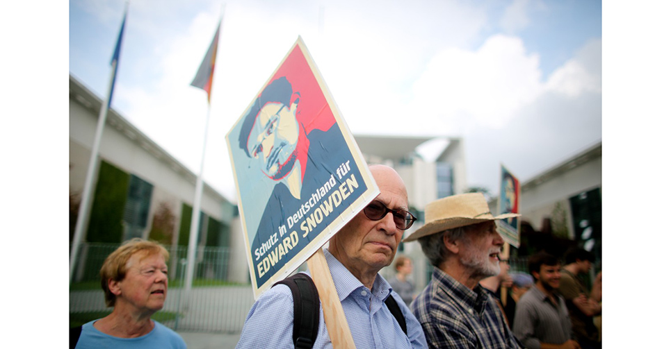 爱德华&middot;斯诺登（Edward Snowden）生于1983年，曾是CIA（美国中央情报局）技术分析员，后供职于国防项目承包商Booz Allen Hamilton。2013年6月，他将美国国家安全局关于&ldquo;棱镜&rdquo;（PRISM）监听项目的秘密文档披露给了《卫报》和《华盛顿邮报》，随即遭美国政府通缉.

图为德国民众于街头游行，声援斯诺登。