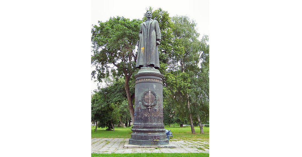 克格勃前身&ldquo;契卡&rdquo;创始人捷尔任斯基铜像。此铜像1957年设立于克格勃总部卢比扬卡广场，1977年，一座类似的半身像被设立在莫斯科内务总局大院内。1991年，受到&ldquo;8&middot;19&rdquo;事件影响，这两座雕像都被试做&ldquo;苏联恐怖统治&rdquo;的象征，遭到拆除，并收藏于中央美术馆仓库。2005年8月，莫斯科内务总局大院内，这位铁腕人物的半身像重又现身，这既是现今俄罗斯政治成熟发出的多元化信号，又表示着俄罗斯对国家安全的重视再次提升到水面以上。