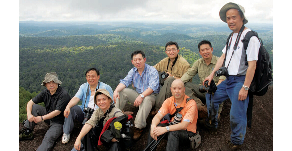 2008年8月，带领万科董事长王石等一行7人，张树义重新回到阔别近十五年的努里格生态站。