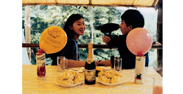 我们在生态站里过圣诞节，杜戈也来凑热闹。