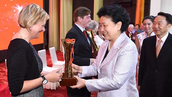 刘延东会见中华图书特殊贡献奖获奖外国专家