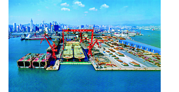 大连船舶重工集团有限公司建造的第一代30万吨船坞远眺（摄于2006年）