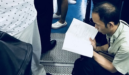 地铁上的读书人