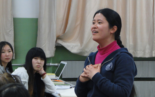 李华老师在&ldquo;创意写作之旅&rdquo;讲堂上与学员交流