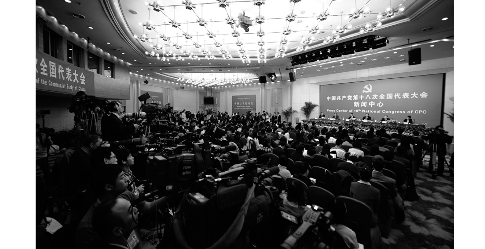 十八大新闻中心举行记者招待会介绍中国民生领域工作情况。新华社记者 李鑫 摄