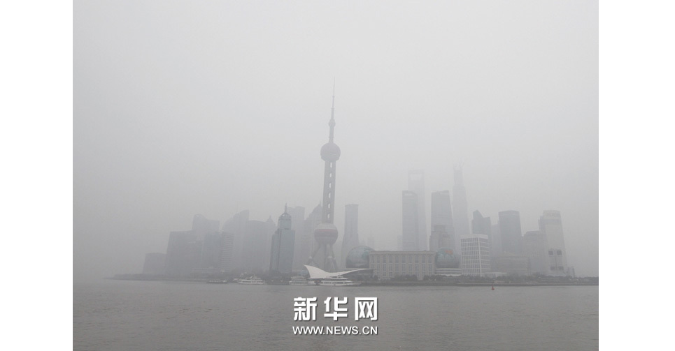 《突围十面“霾”伏》插图：雾霾中的上海