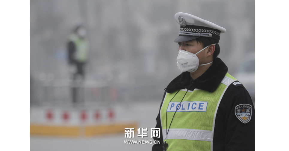 《突围十面“霾”伏》插图：交警在雾霾中执勤