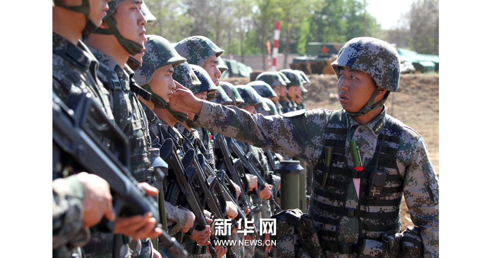 《中国梦寻》插图：拉巴次仁（右）在训练前