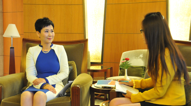 李小琳接受新華網專訪，談人生角色轉換