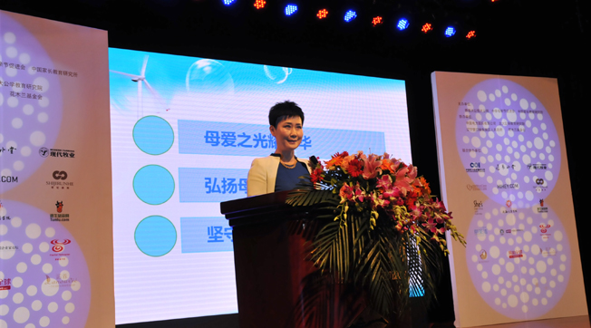 李小琳出席“中华母爱论坛”，接受新华网专访