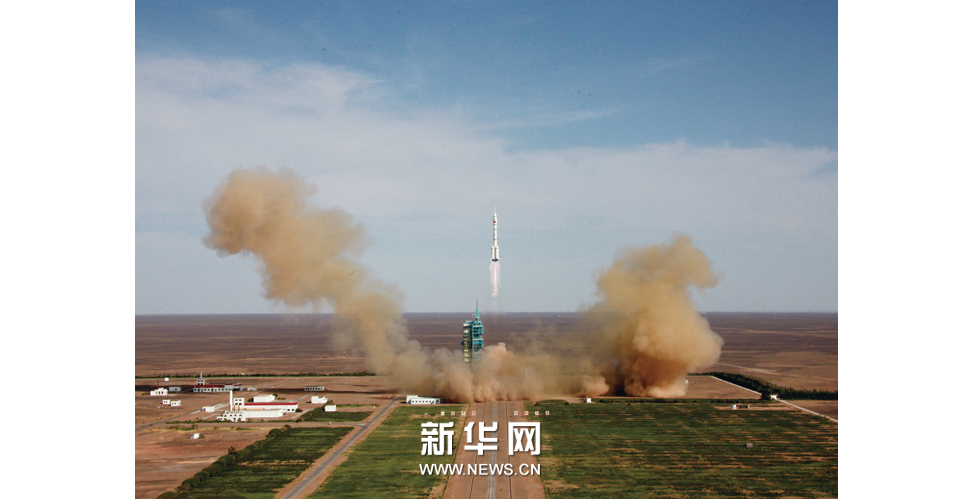 2013年6月11日，神舟十号飞船在酒泉卫星发射击中心发射成功。新华社发（李培斌摄）