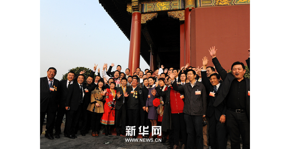 北京，2013年4月27日 ，全国劳动模范参观天安门广场。新华社发