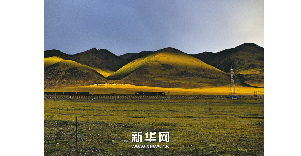 晨曦中的青藏线。新华社发
