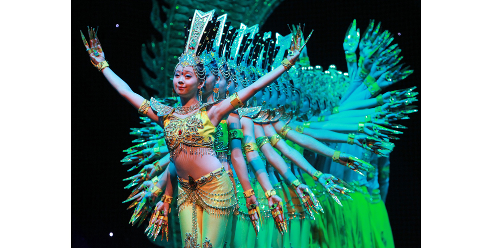 邰丽华带领中国残疾人艺术团武汉献艺。新华社发