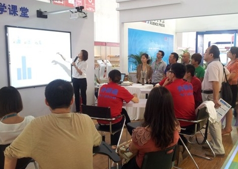 外研社互动课堂的教学过程引观众驻足聆听