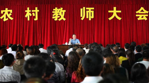 2011年8月28日，溫家寶在河北省張北縣農村教師大會上講話