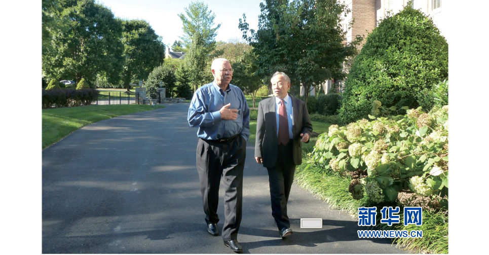 在美国前国务卿鲍威尔家的花园里