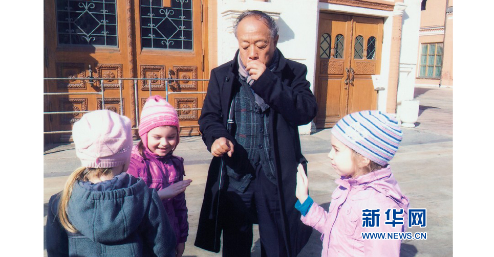 在莫斯科与当地孩子玩耍