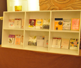 会场两侧展示书架