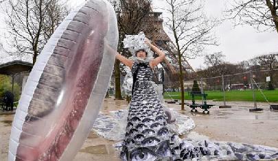 中国女艺术家在法国巴黎上演“一千只眼睛”行为艺术