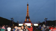 埃菲尔铁塔为欧锦赛揭幕战披上彩色灯光