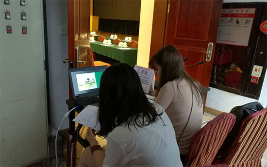 幕后工作人员准备就绪