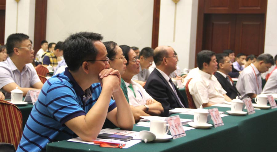 与会嘉宾认真听会