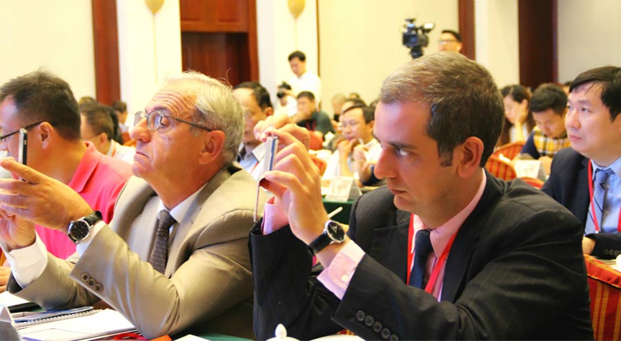 外国嘉宾用手机记录会议瞬间