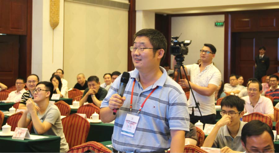 嘉宾互动现场氛围活跃