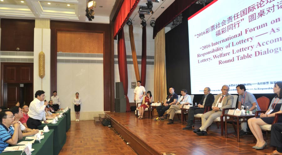 论坛互动环节听众与嘉宾现场对话