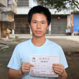 &ldquo;广西福彩助学圆我清华梦！&rdquo;高三期间，陆知宏的学费、生活费等，除了靠父亲微薄的工钱，还找亲戚们借了些，而广西福彩资助的助学金，帮他改善了伙食，让他得以购买学习必需品。