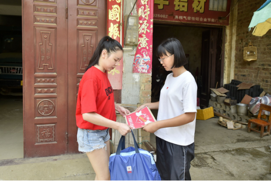 广西福彩中心工作人员来到广西南宁市隆安县的兰羚家中，给她送去助学金和慰问品。
