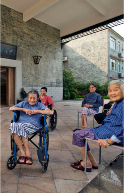 十百千万关爱功臣：分批对10间优抚医院、100座重点烈士纪念建筑物和光荣院进行升级改造。每年组织千名残疾军人和老复员军人康复疗养，为万名重点优抚对象免费送医送药。