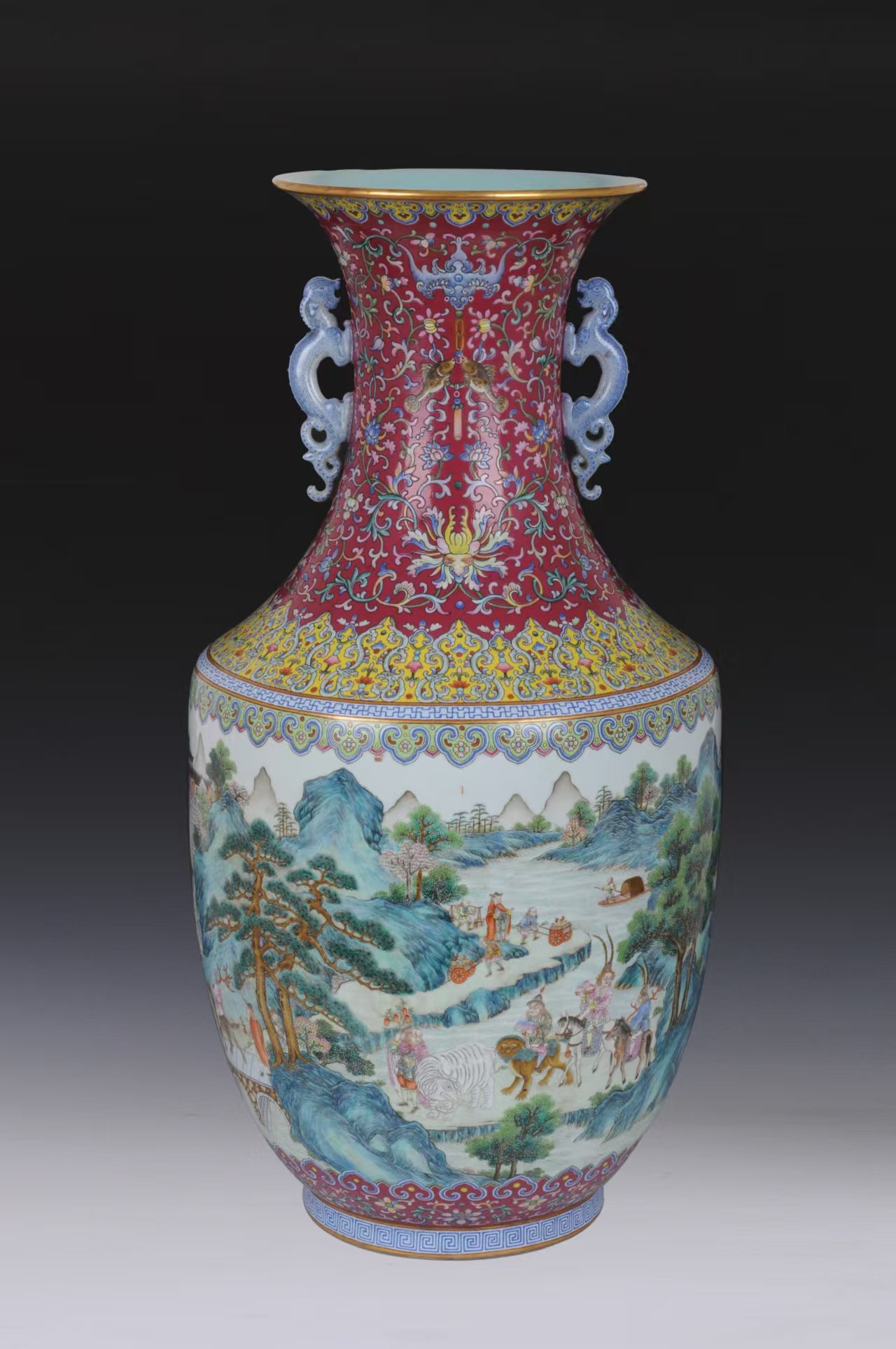 清乾隆洋红地粉彩万国来朝太平尊-新华网